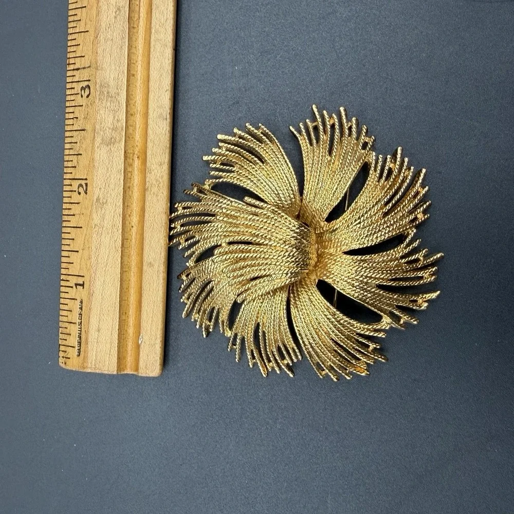 Monet Cordelia Brooch Gold Tone Starburst Twisted Rope Vintage Pin 3